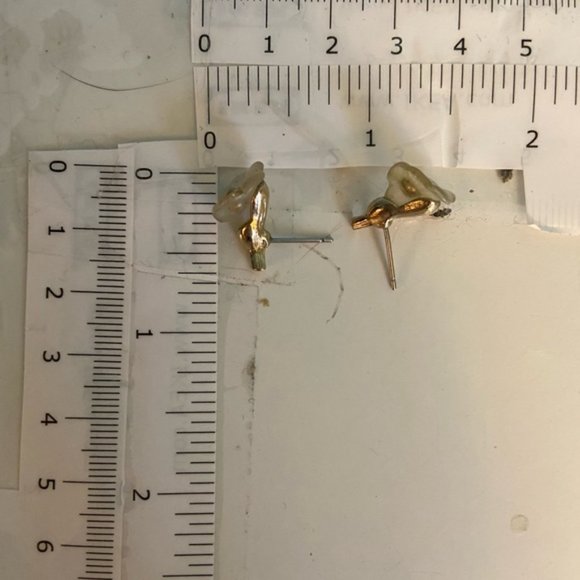 Women’s delicate flower studded earrings - Picture 5 of 6